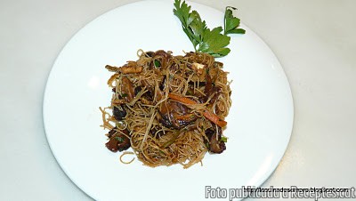 Wok de fideus xinesos d'arròs amb shitake
